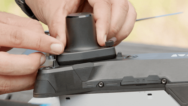 STEP_3_TightenTheThumbscrews.gif